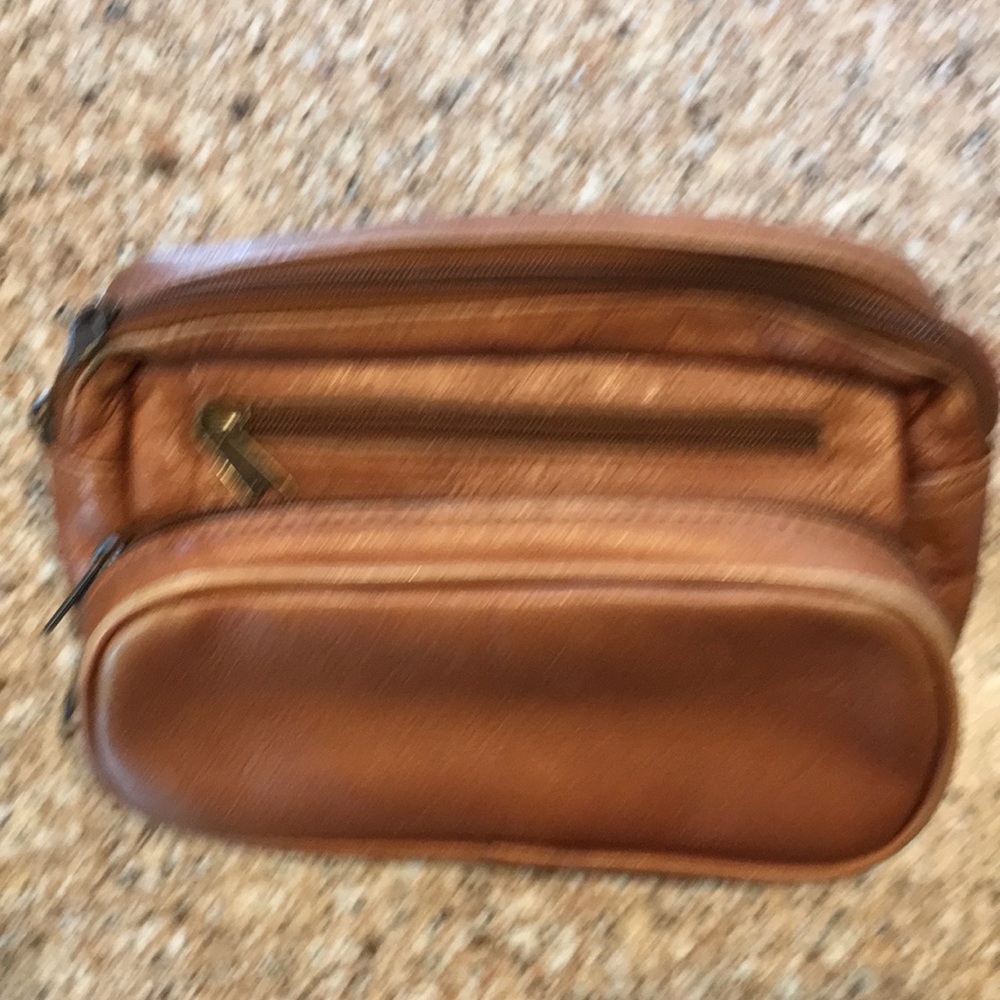 Brown leather fanny made in Colombia. 3 pockets